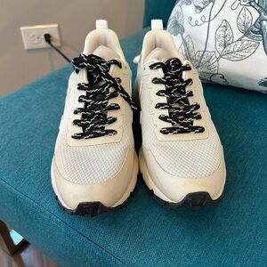✨Veja (GUC) Running Sneaker Size US 5-5.5 / EU 36✨